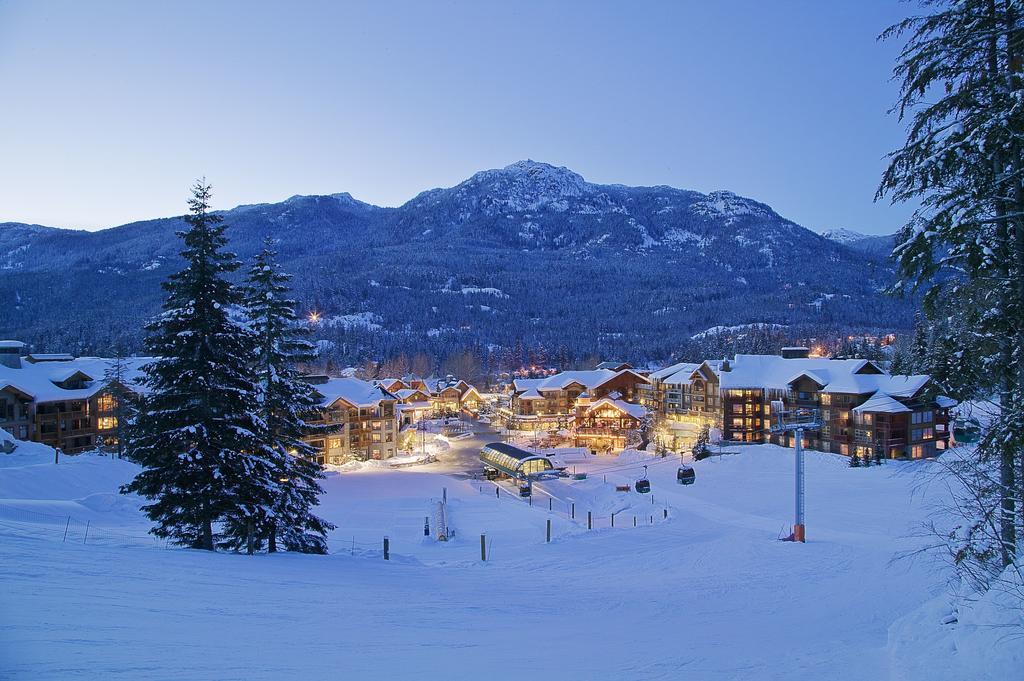 First Tracks Lodge Уислър Екстериор снимка