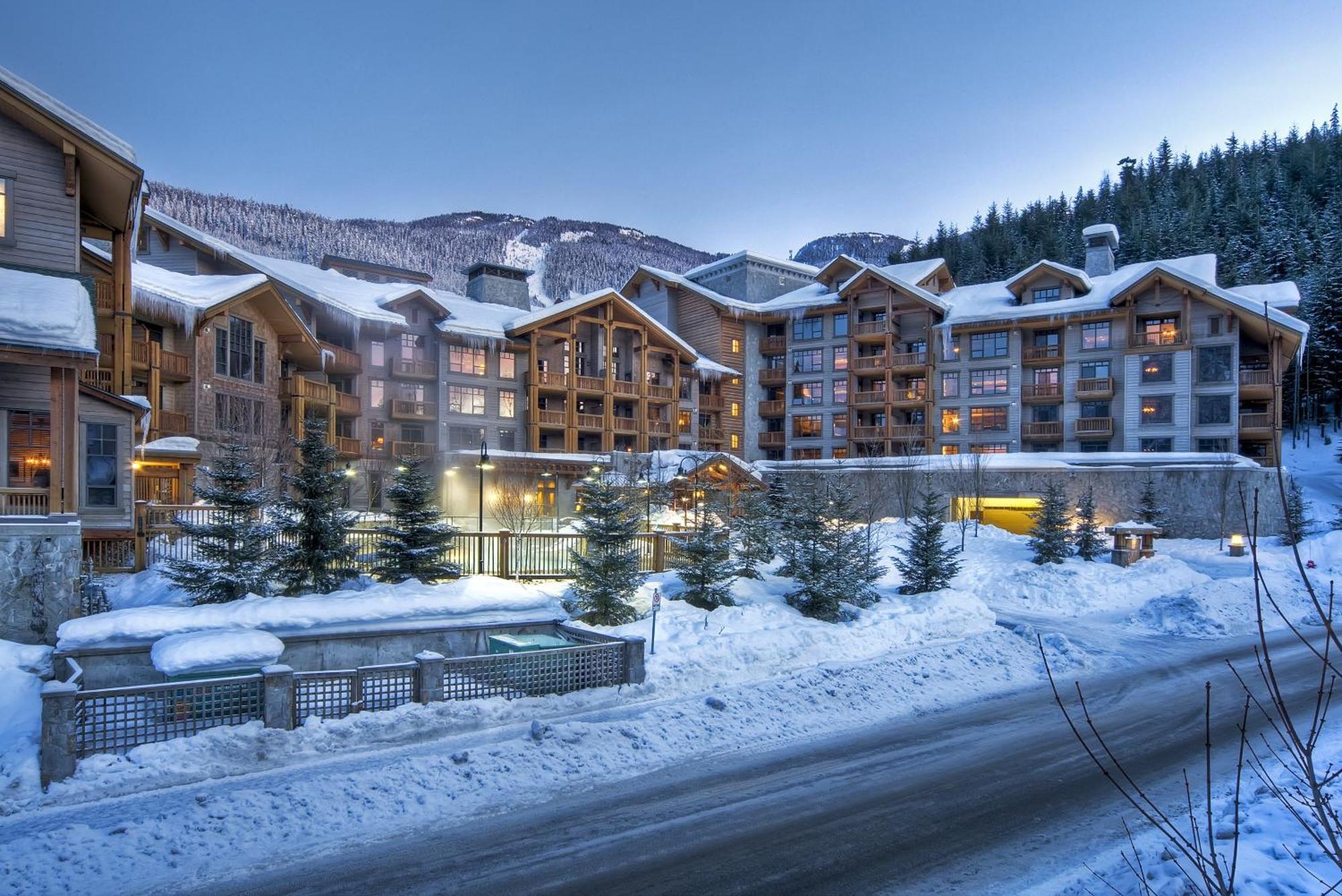 First Tracks Lodge Уислър Екстериор снимка