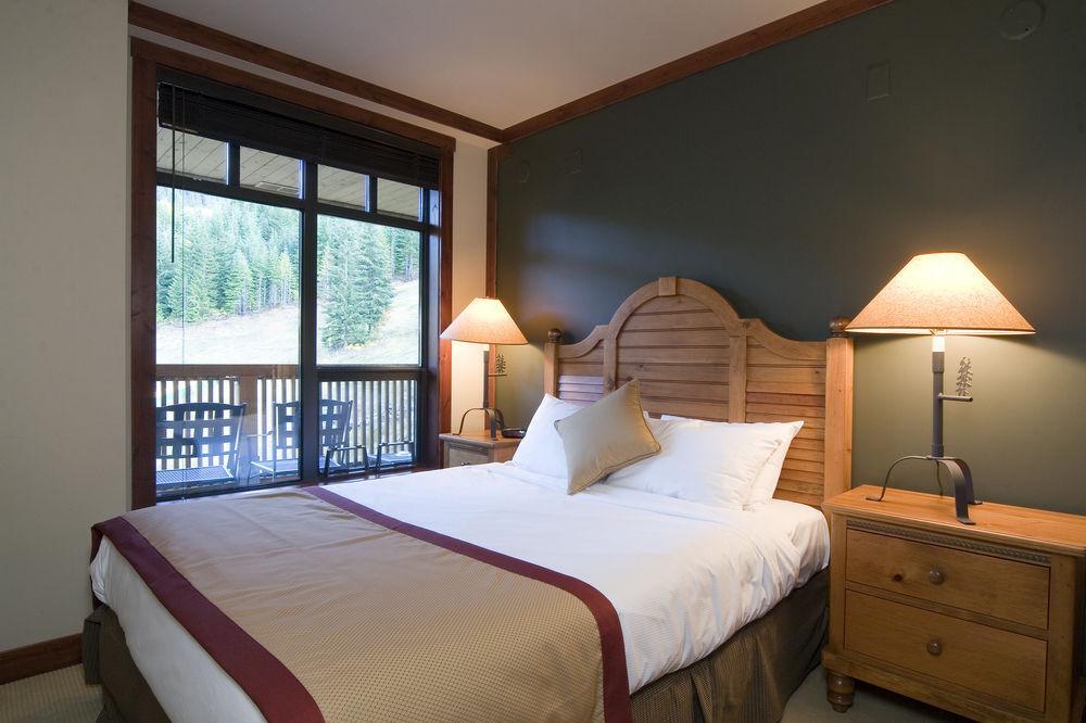 First Tracks Lodge Уислър Екстериор снимка