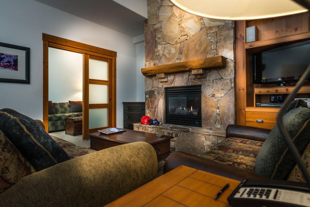 First Tracks Lodge Уислър Екстериор снимка