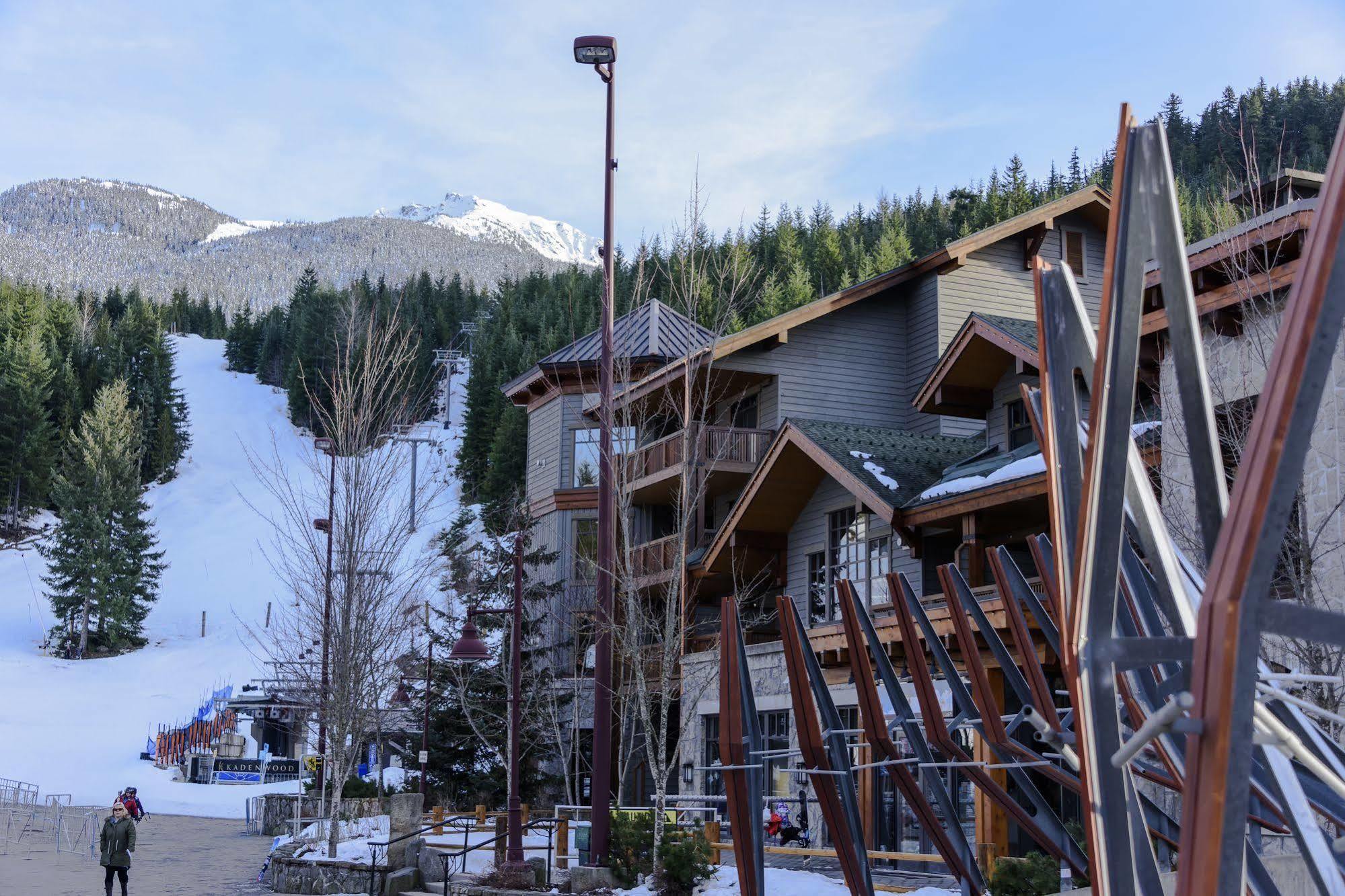 First Tracks Lodge Уислър Екстериор снимка