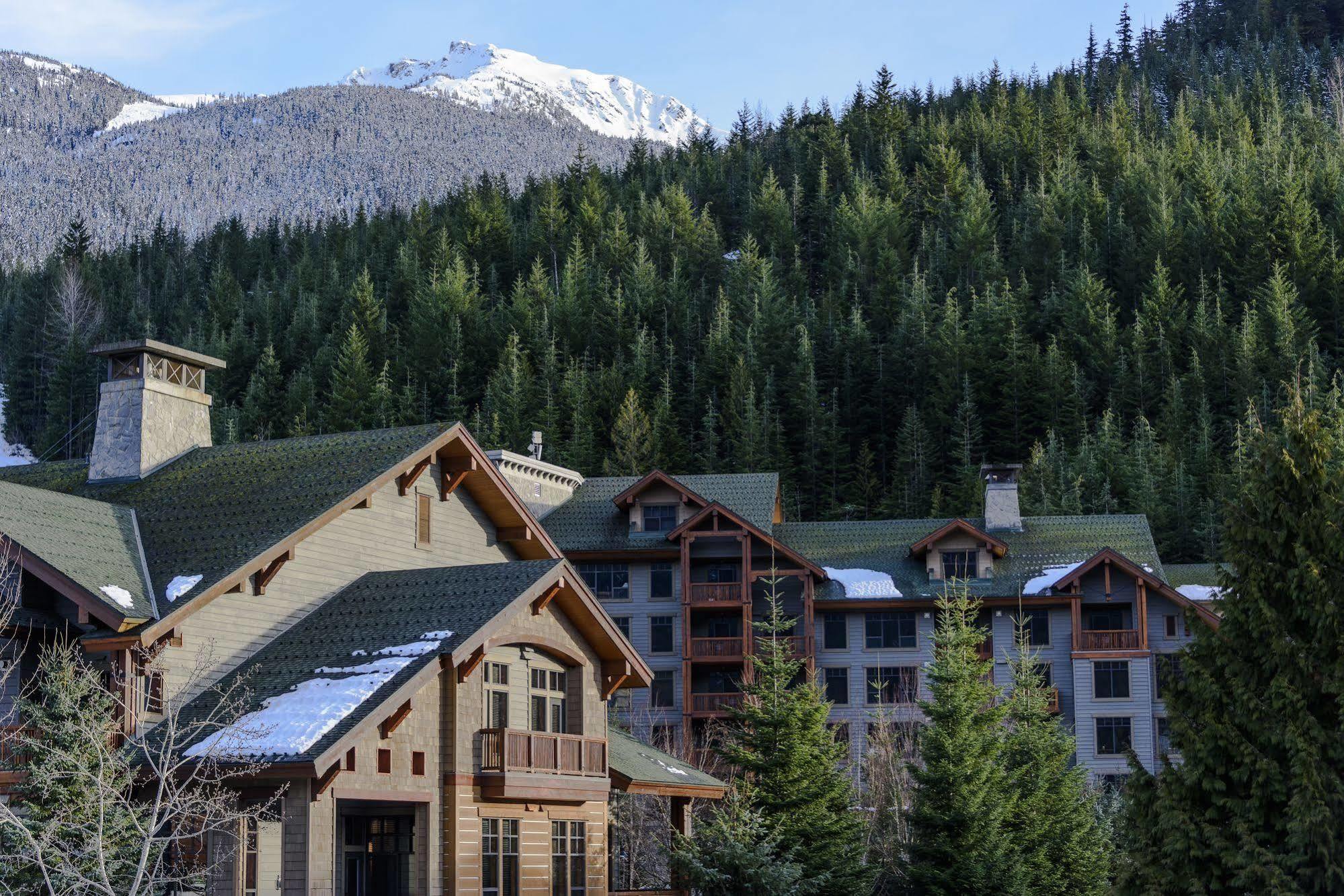 First Tracks Lodge Уислър Екстериор снимка