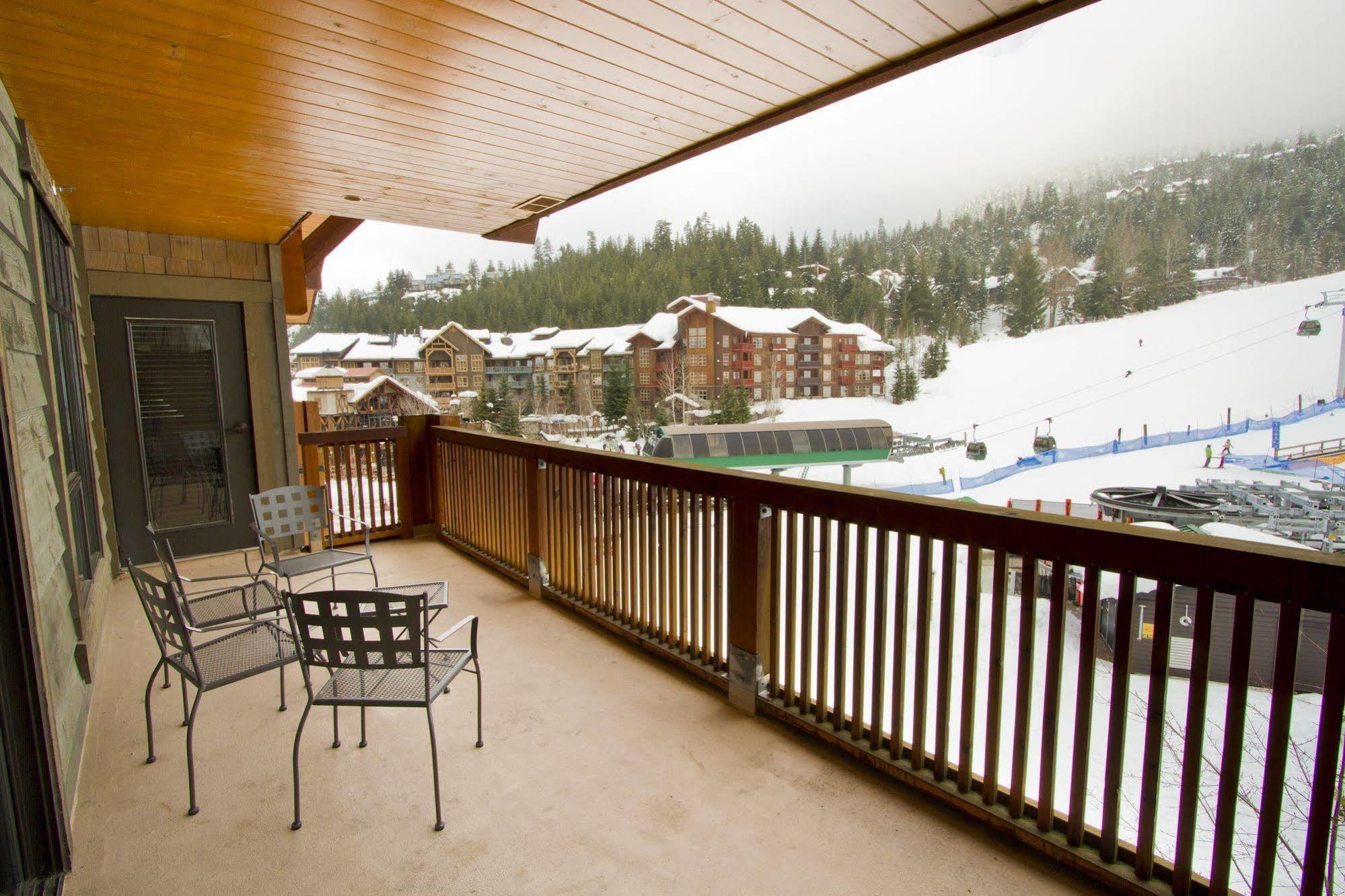 First Tracks Lodge Уислър Екстериор снимка
