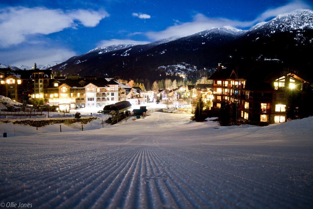 First Tracks Lodge Уислър Екстериор снимка